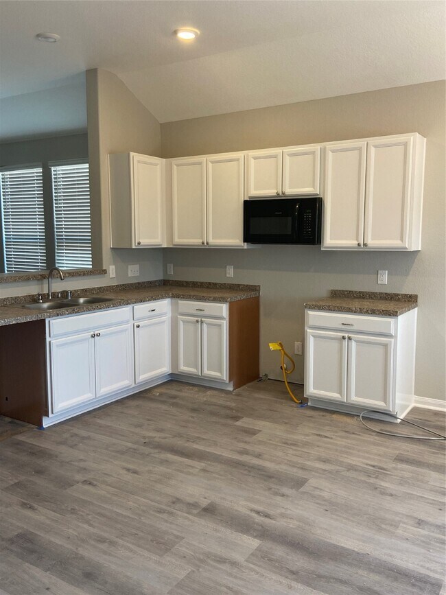 Building Photo - 16620 Merry Pines Dr