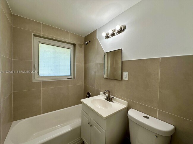 Building Photo - 955 Bay Dr