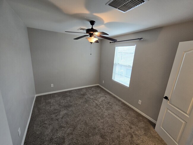 Building Photo - 950 S Wallrade Ln