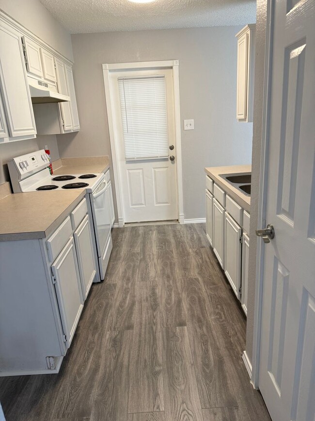 Building Photo - 3 Bedroom 1 Bath Home Available