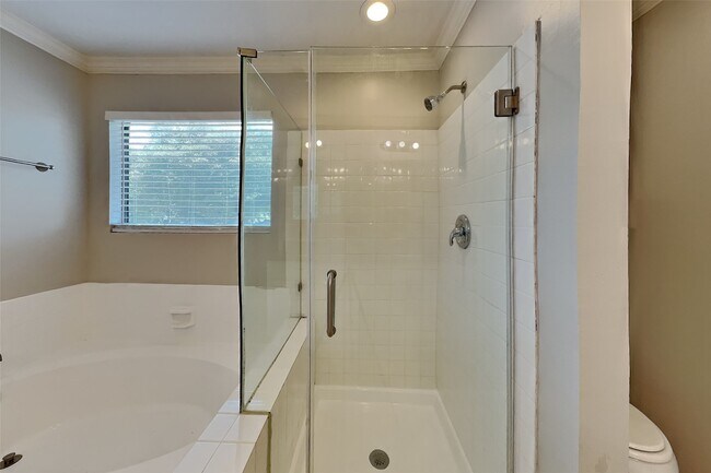 Building Photo - 3918 Forest Village Dr