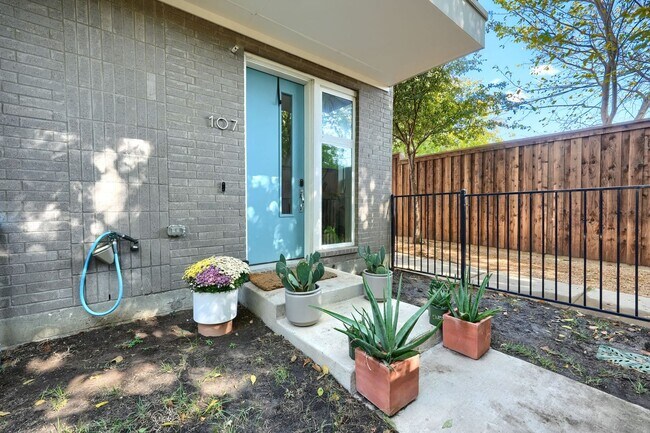 Building Photo - End Unit Townhome