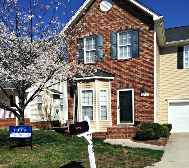 Building Photo - Spacious 4 Bedroom 2.5 Baths located off Jonestown Road!