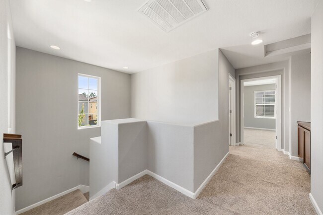 Building Photo - NICE TWO STORY TOWNHOME IN NATOMAS!
