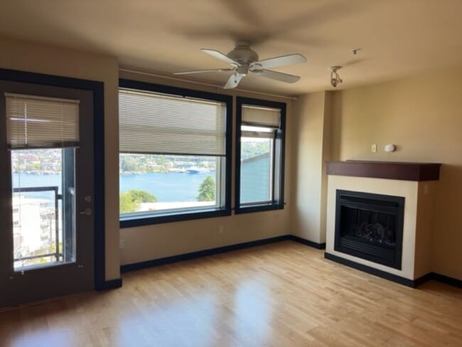 Building Photo - Ideally Located Seattle Open 1 Bed Unit w/ Breathtaking Views!