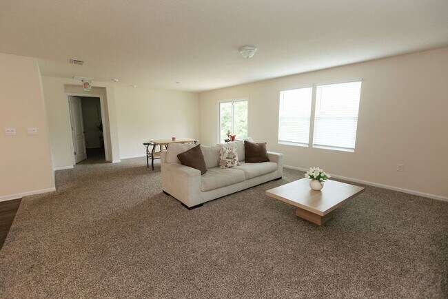 Building Photo - 4 Bedroom 2 bath home for rent