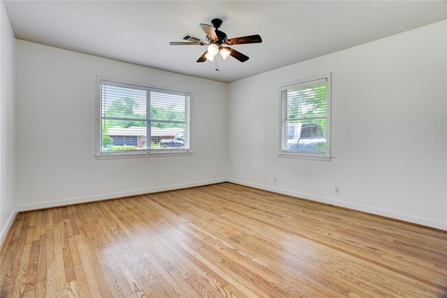 Building Photo - 9829 Larston St