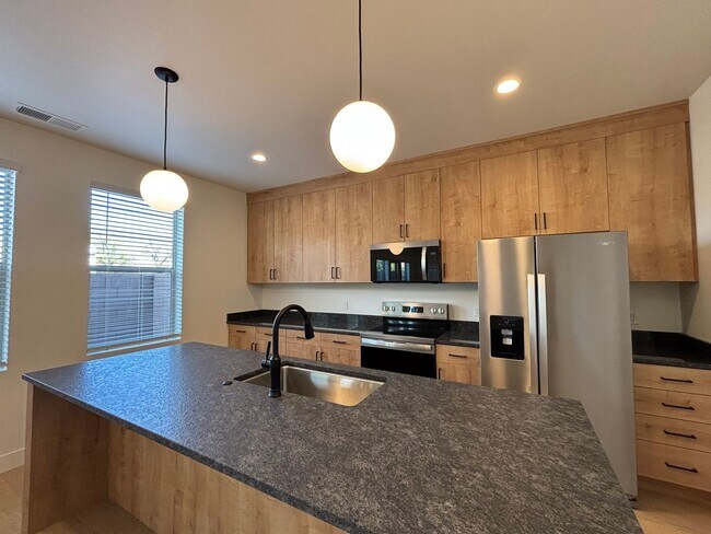 Building Photo - HURRICANE TOWNHOME FOR RENT!