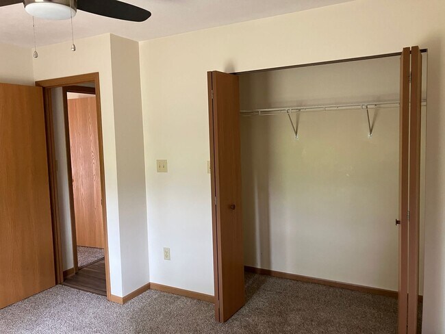 Building Photo - 2-Bedroom Ranch in Peaceful Piqua Neighbor...