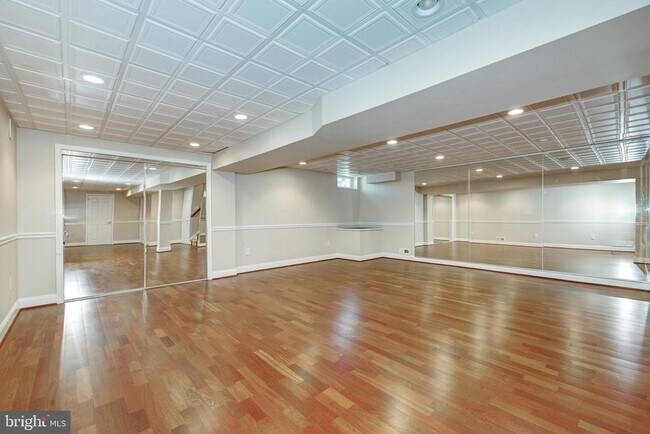 Building Photo - 33 Weaver Dr