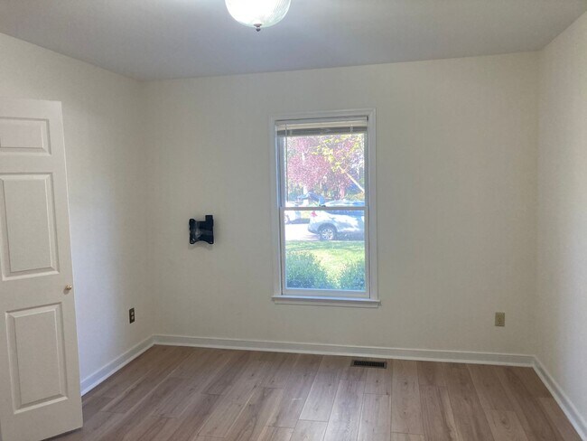 Building Photo - Lovely Four Bed Two and Half Bath Home in ...