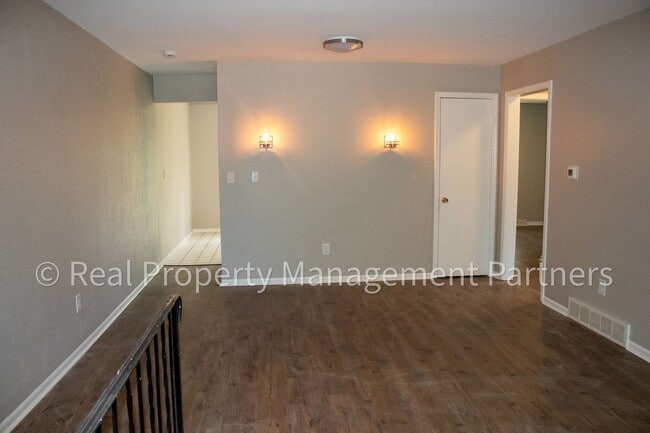 Building Photo - 3920 Camelot Dr SE