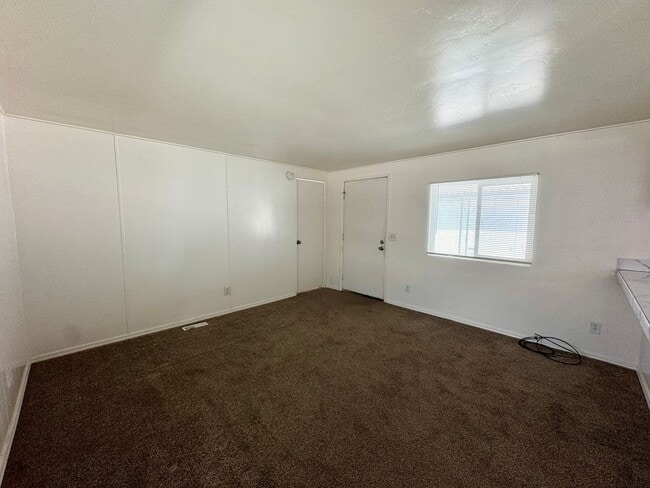 Building Photo - Cute Cozy and Centrally located