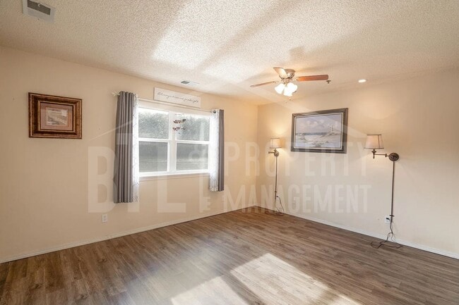 Building Photo - Great Condo near the Lake!