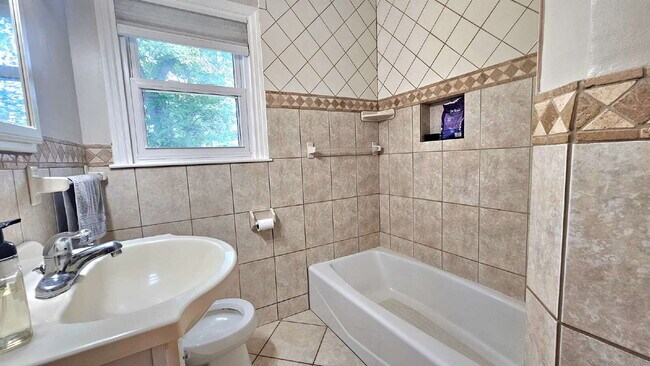 Building Photo - 3-Bedroom Oasis with 2 Full Baths in Saint Louis Park – 1,511 Sq. Ft. of Comfort 9/5.