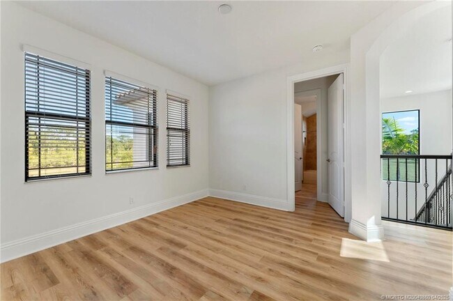Building Photo - 255 Calmo Cir