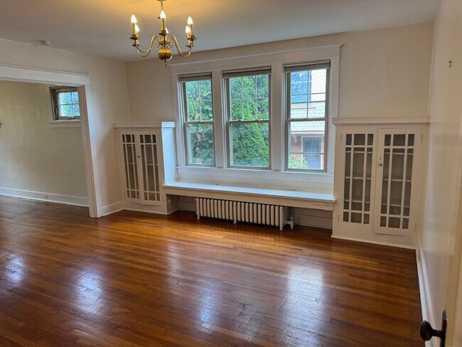 Building Photo - Open & Bright! 3 bedroom duplex
