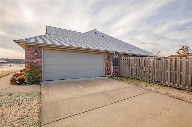 Building Photo - 2955 N Raven Ln