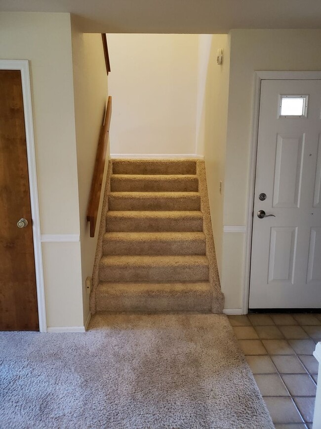 Building Photo - 2 BEDROOM, 2 1/2 BATH TOWNHOME W/2 CAR GAR...