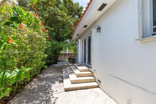 Building Photo - 501 SW 19th Rd