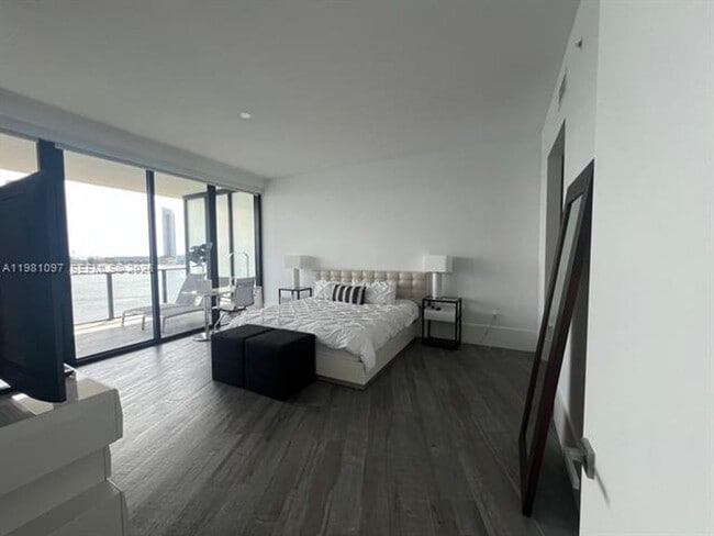 Building Photo - 5500 Island Estates Dr