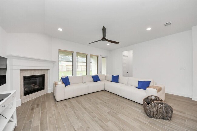 Building Photo - 210 W Netleaf Ct