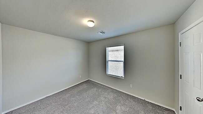 Building Photo - Very Nice 3 Bedroom 2 Bath Home in Yukon Schools