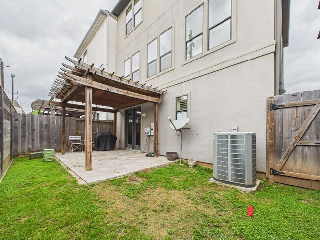 Building Photo - 11025 Sherwood Grv