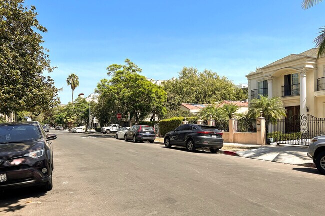 Building Photo - 467 S Arnaz Dr