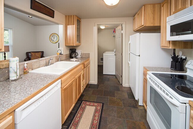 Building Photo - 139 SE Heyburn St