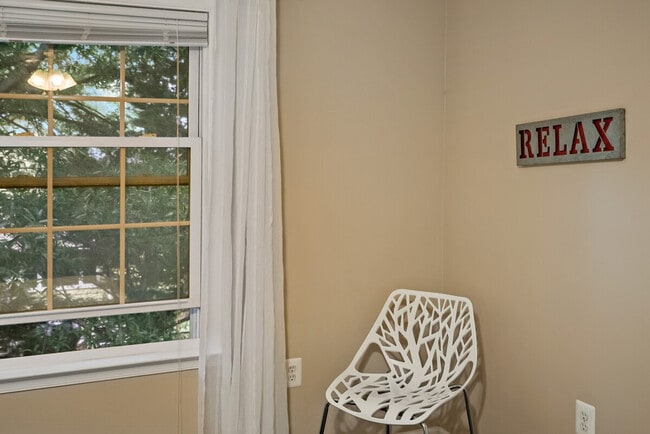 Building Photo - 9 S Walter Reed Dr