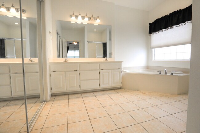 Building Photo - 303 Cross Ln