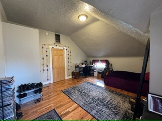 Building Photo - 26 Conklin St