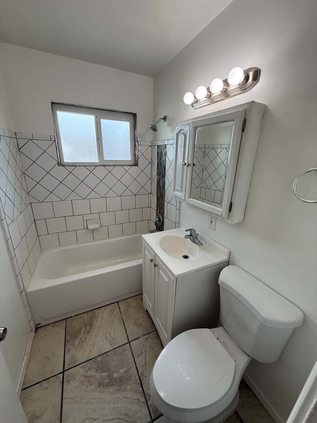Building Photo - 4634 E Montecito St