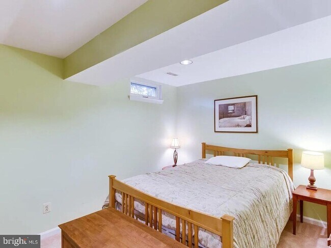 Building Photo - Location and comfort