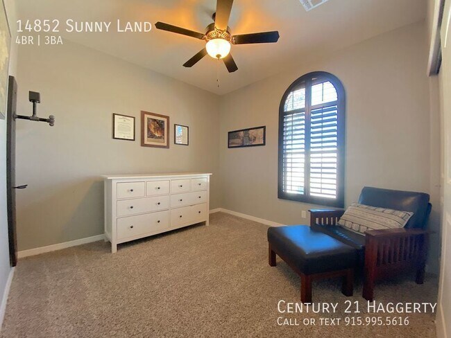 Building Photo - Gorgeous 4 Bedroom Refrig A/C Home