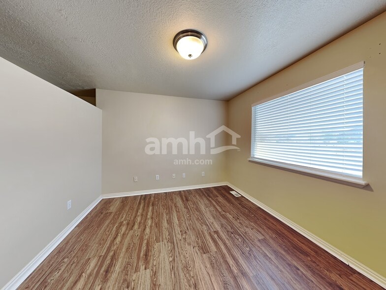Building Photo - 2313 E 1450 S
