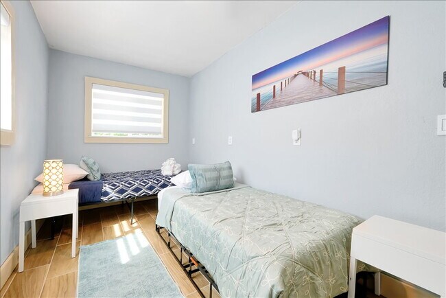 Building Photo - ALL UTILITIES INCLUDED & Fully Furnished! Sleek 2BR/2BA Townhome in Haines City