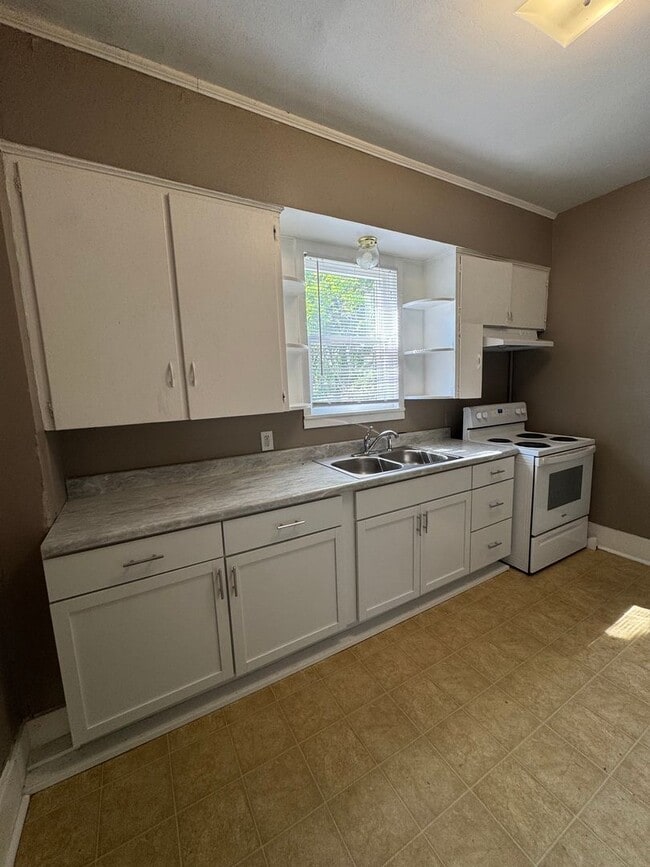 Building Photo - 3 Bedroom, 1 Bathroom Home
