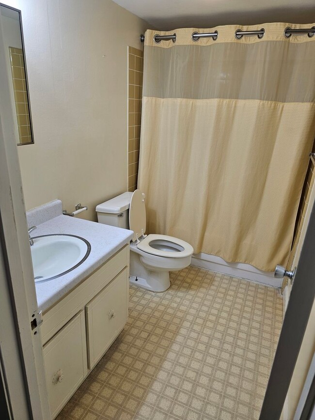 Building Photo - Beautiful Large 4th floor Highrise 2 bed 2 bath