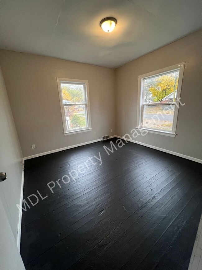 Building Photo - Spacious 5-Bedroom Home- This won't last l...