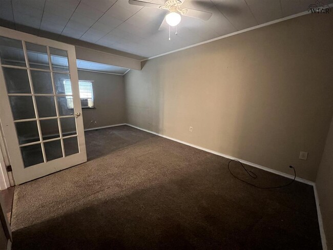 Building Photo - 115 E Garden Dr