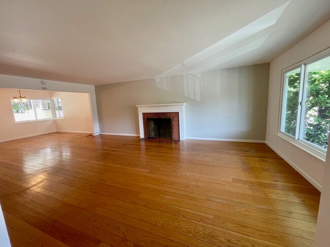 Working fireplace in living room - 5940 La Salle Ave