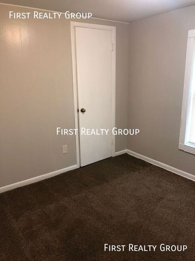 Building Photo - 140 E Market St