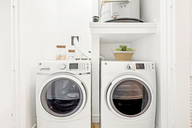 Building Photo - Special Deal: Enjoy $1000 Off Move-In!