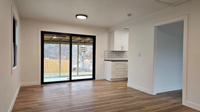 Building Photo - 2002 Woodlea Dr