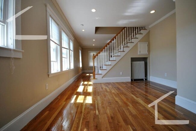 Building Photo - Huge, fully renovated 4 bed 2 bath duplex!
