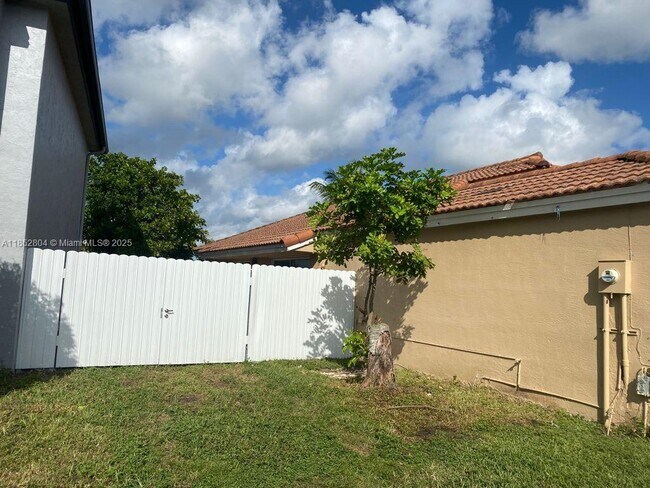 Building Photo - 880 NW 123rd Ct