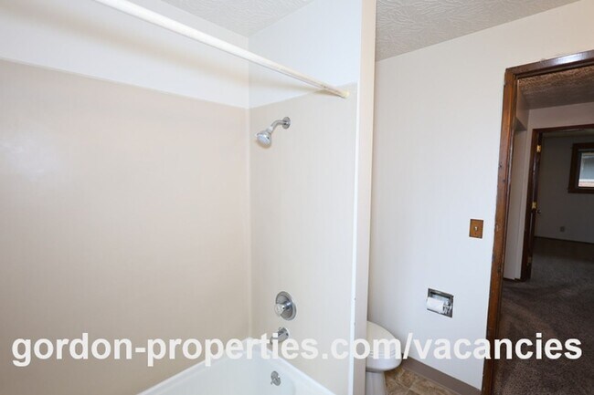 Building Photo - SE Cedar Ave - Single level 2 bedroom unit in duplex