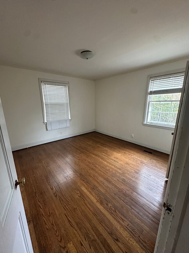 Building Photo - TWO MINUTES TO GREEN HILLS MALL